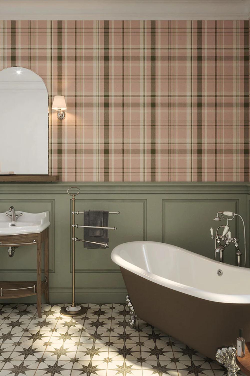 Baño decorado con papel pintado de cuadros en tonos suaves y un espejo ovalado