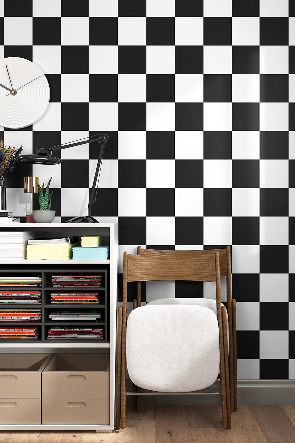 Baño audaz con papel pintado a rayas blanco y negro y detalles contemporáneos