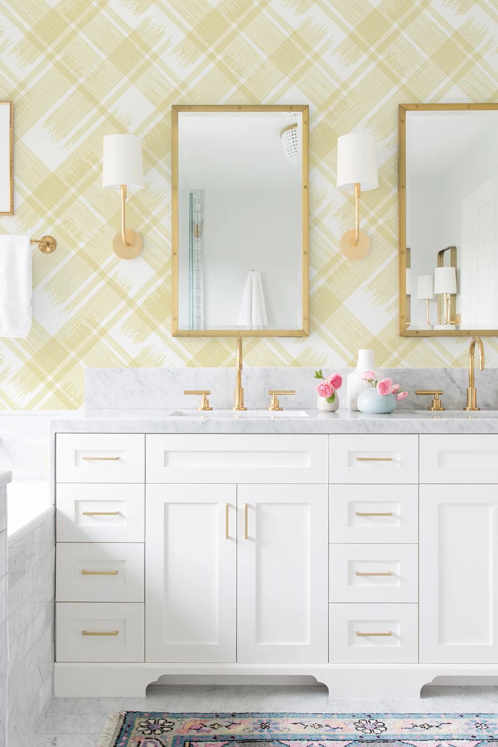 Baño inspirado en el sol con papel pintado de cuadros amarillos