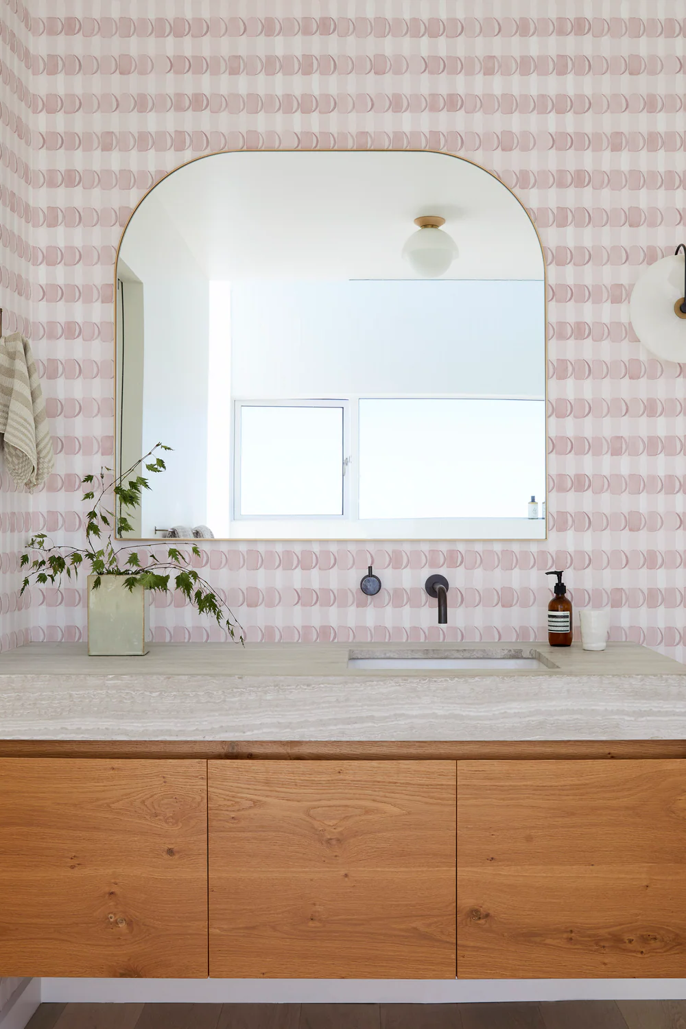 Baño contemporáneo con papel pintado en tonos pasteles y detalles elegantes