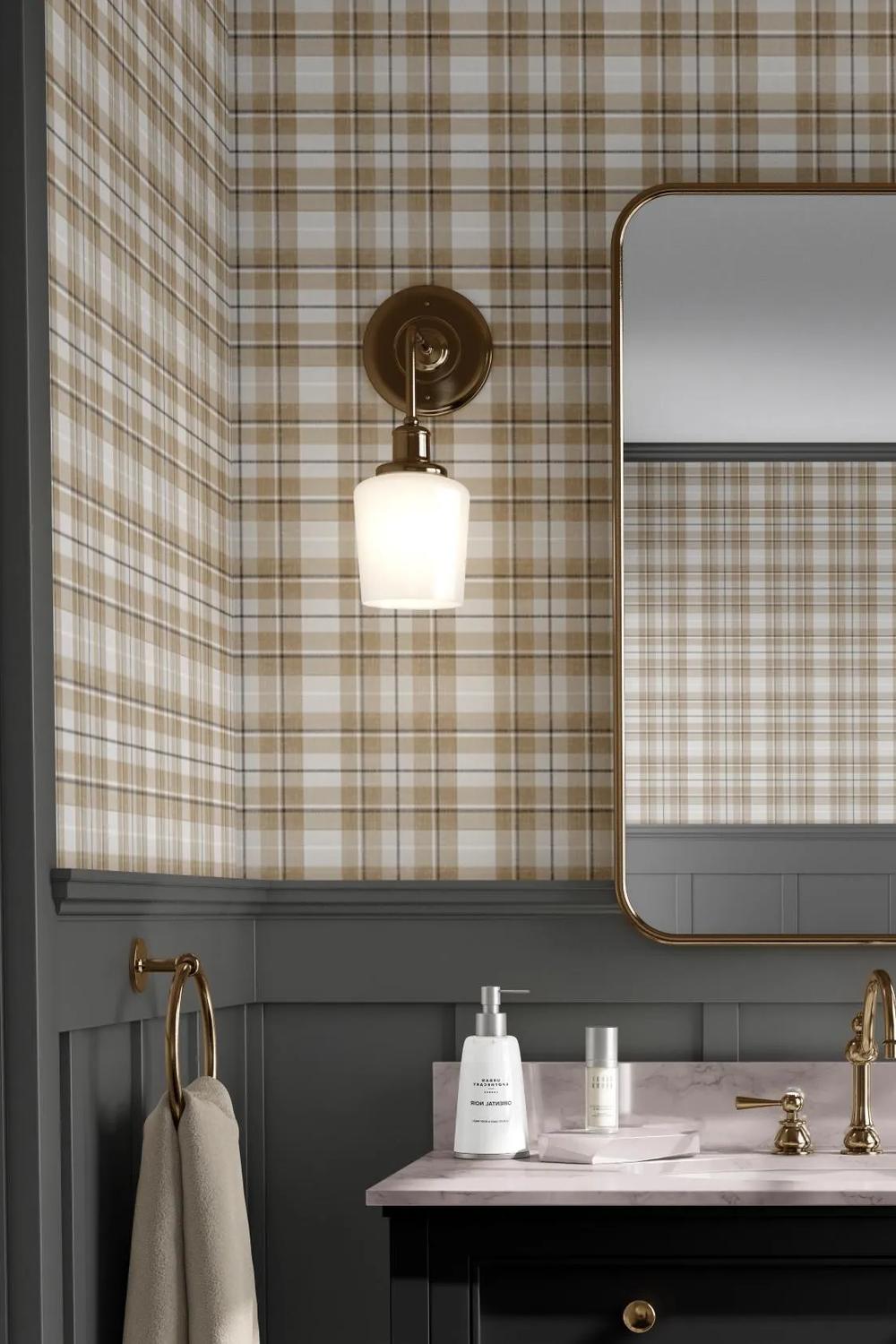 Papel pintado de cuadros en tonalidades cálidas en un baño refinado