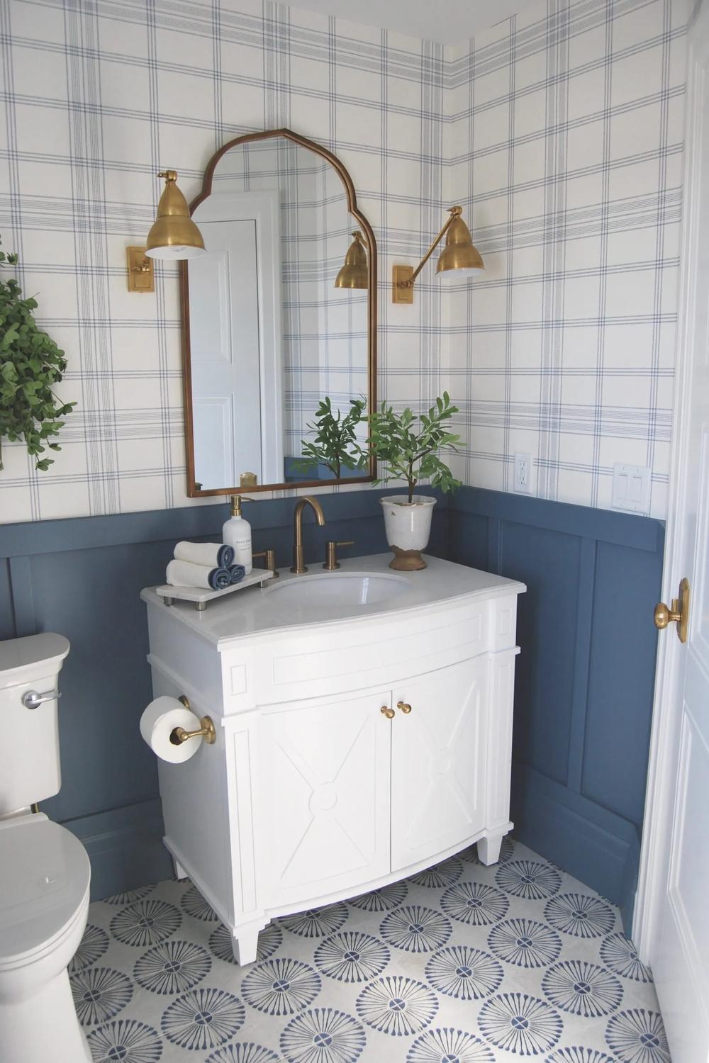 Baño moderno con papel pintado en tonos suaves de cuadro y toques naturales