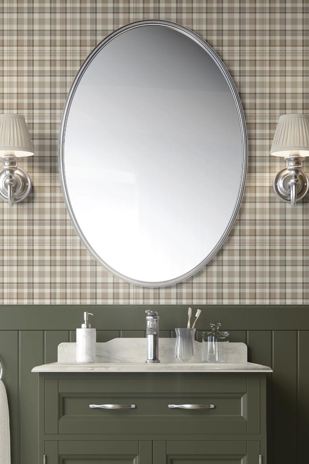 Baño elegante con papel pintado en una paleta neutra y detalles en madera