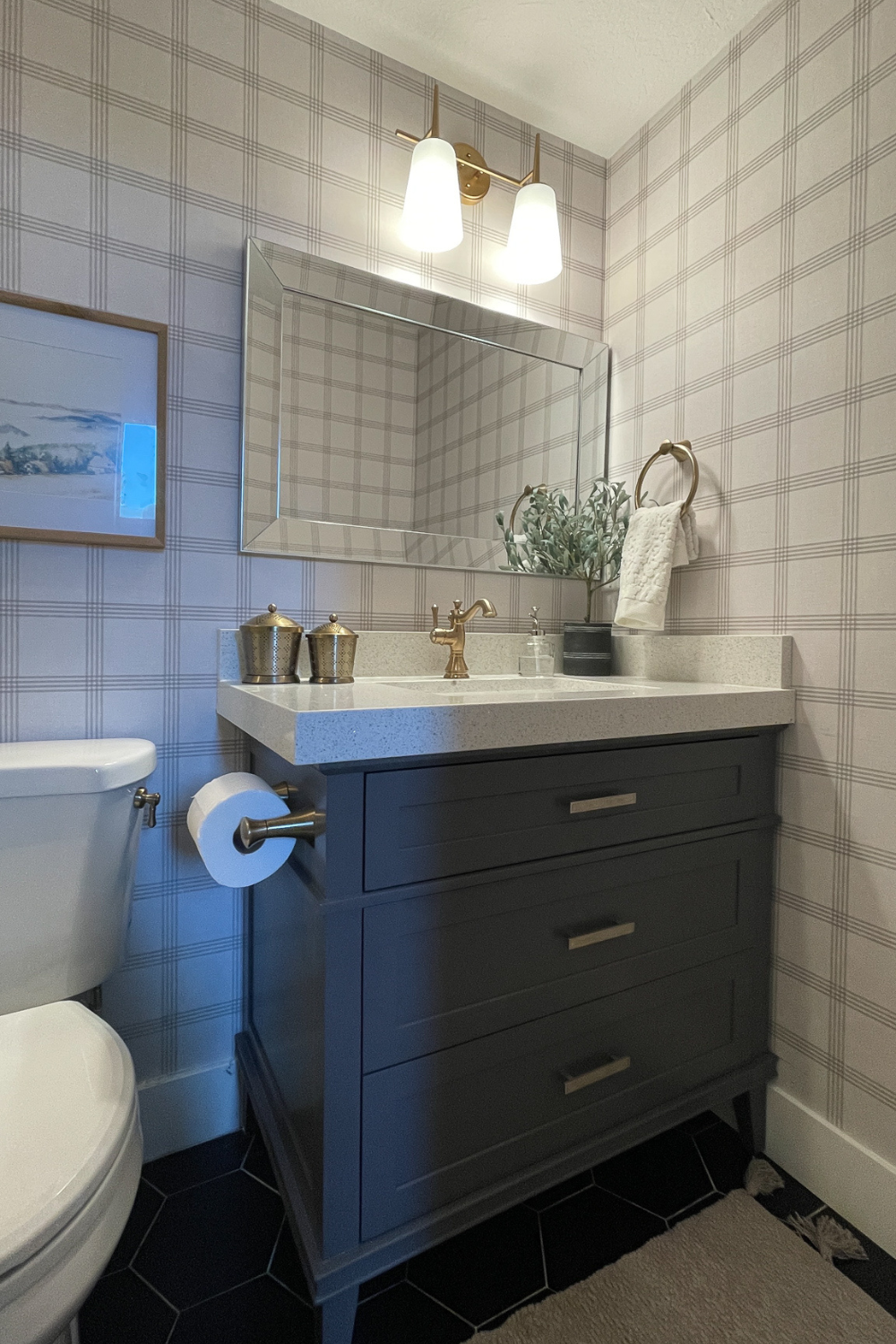 Baño contemporáneo con papel pintado en tonos grises que combina elegancia y modernidad