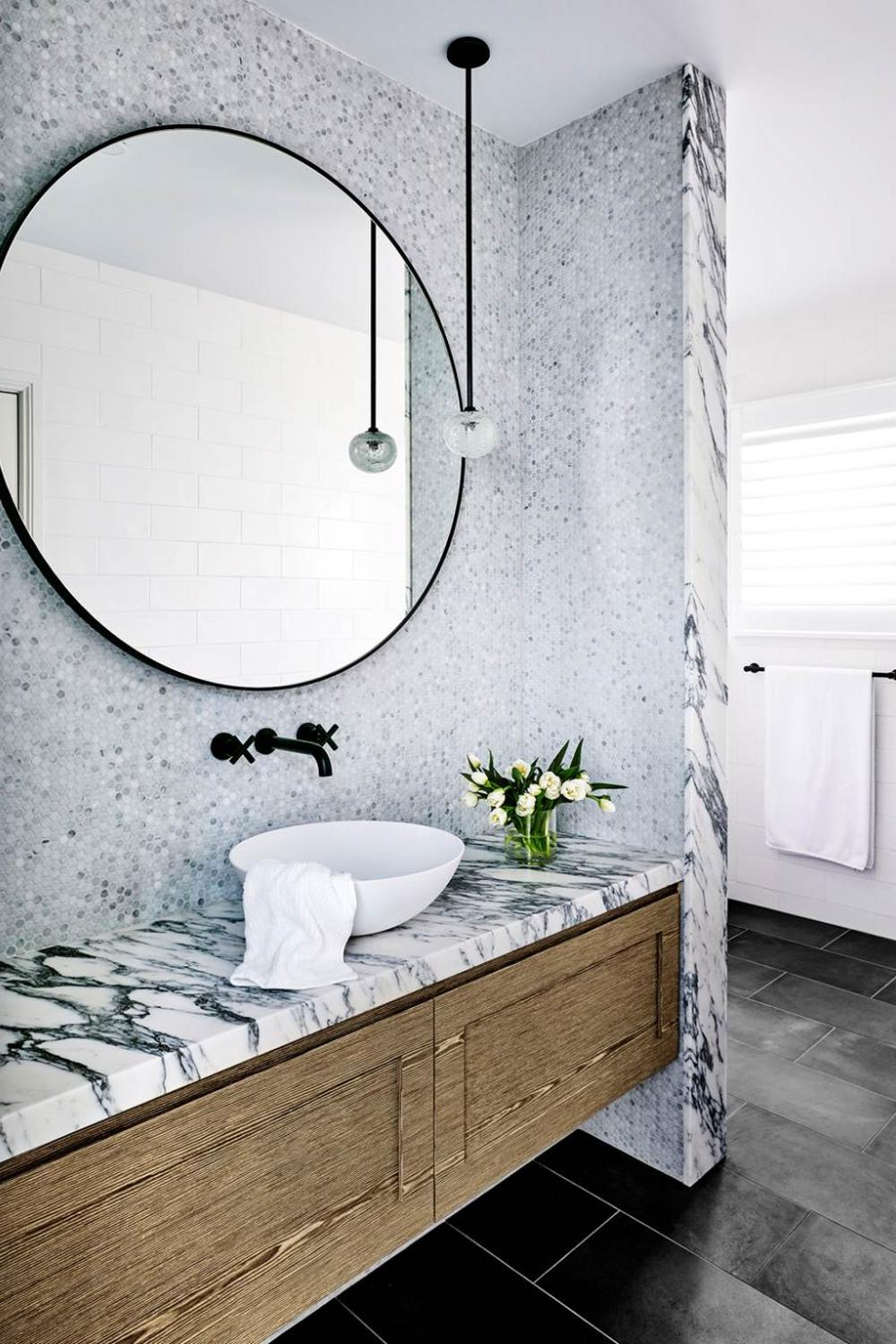 Estilo minimalista y elegante para un pequeño baño