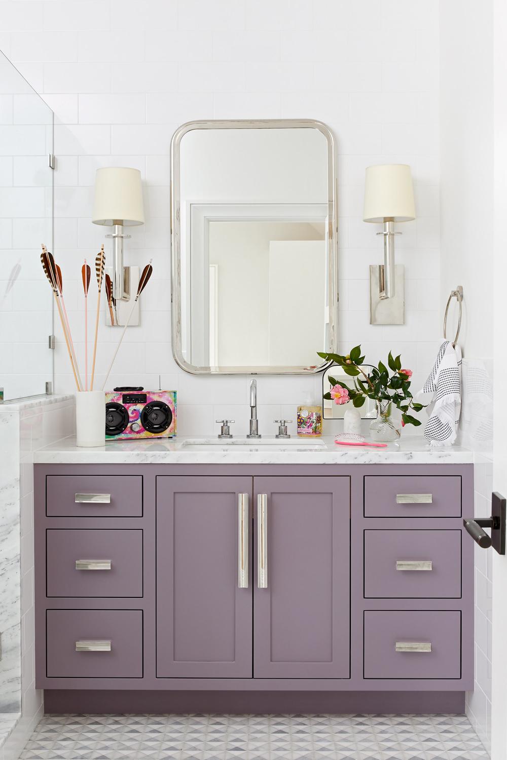 Baño contemporáneo con tocador lila y accesorios decorativos
