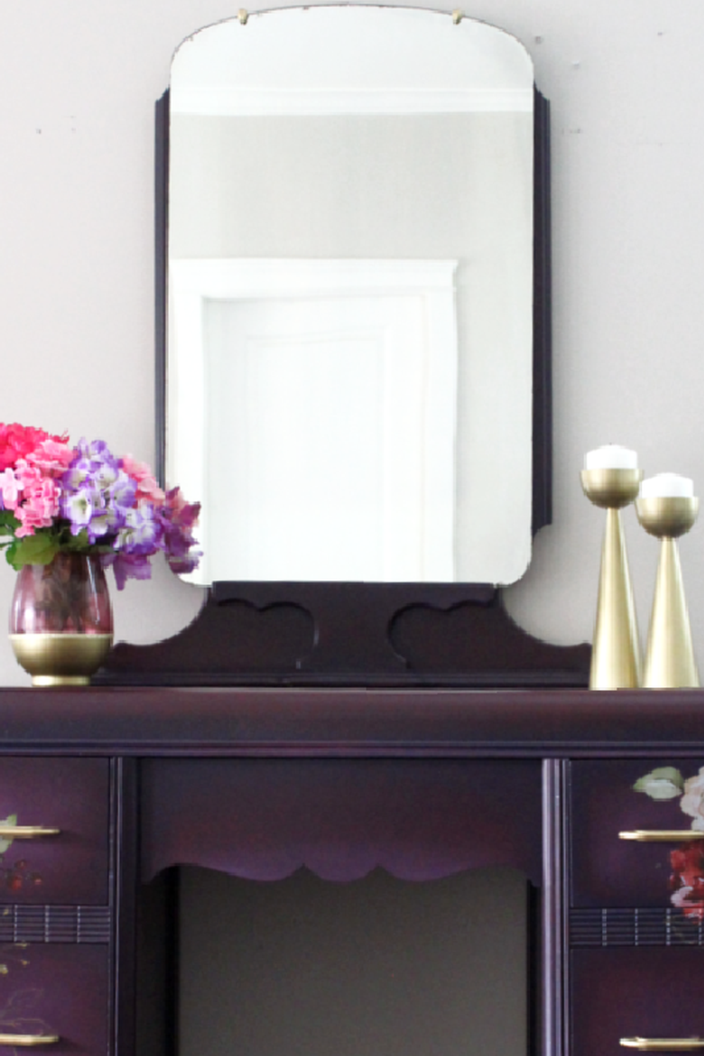 Tocador vintage lila con detalles modernos y florales