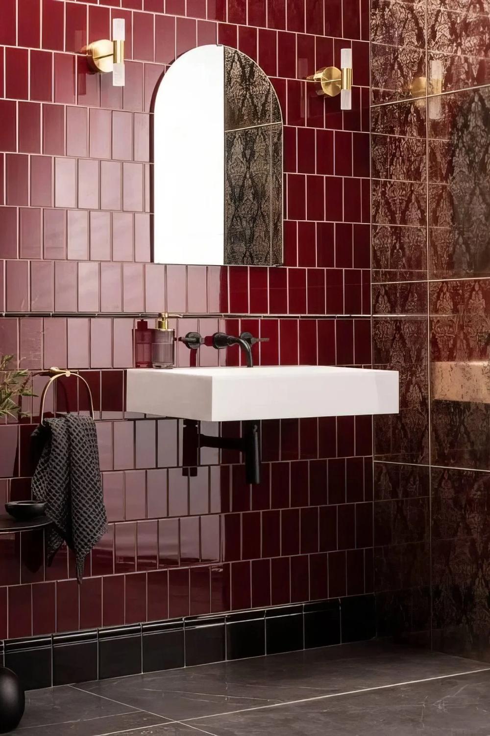 Baño minimalista con azulejos rojos y detalles en mármol