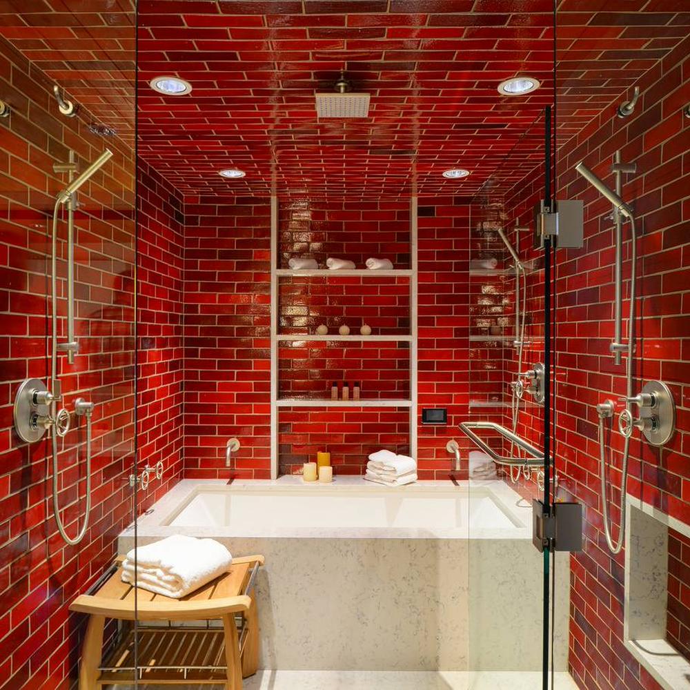 Baño completamente en azulejos rojos