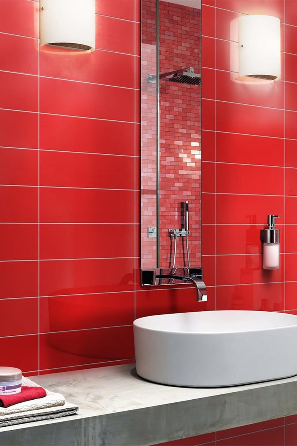 Baño moderno con azulejos rojos y detalles en mosaico