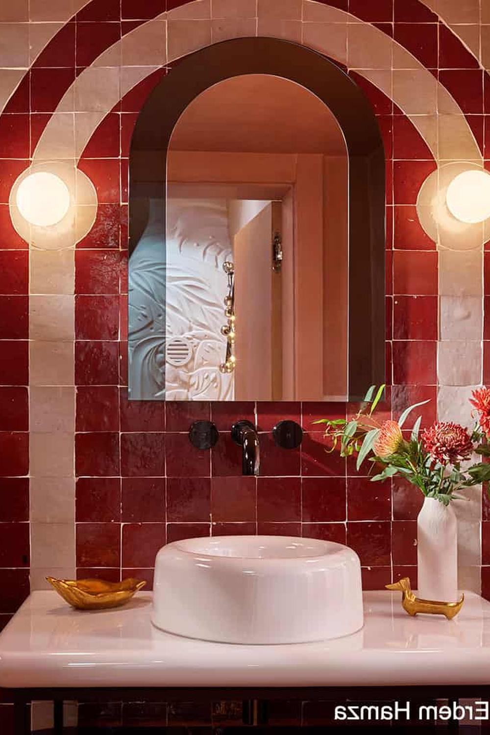 Baño vibrante con detalles en rojo y marrón