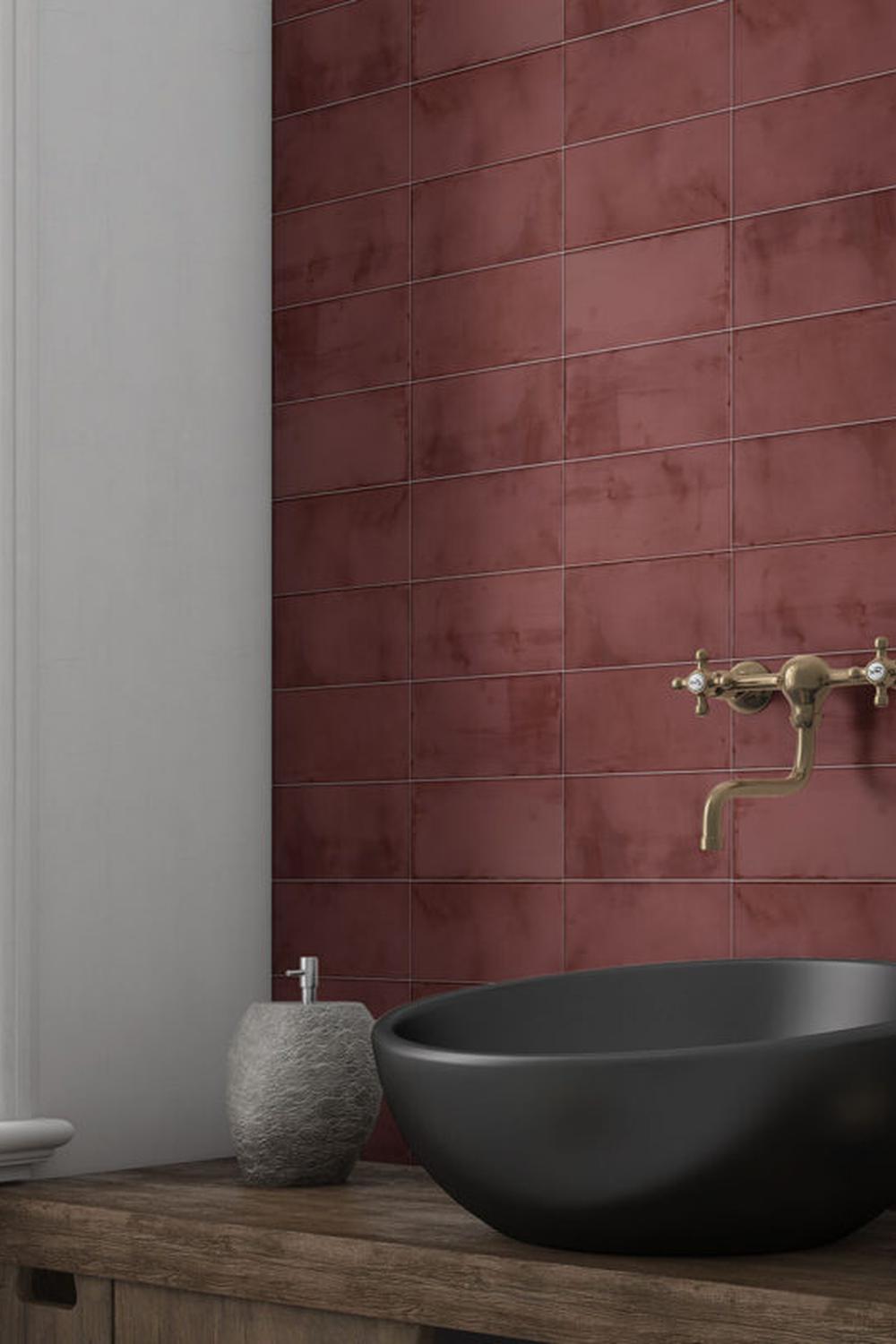 Baño moderno y chic con azulejos rojos