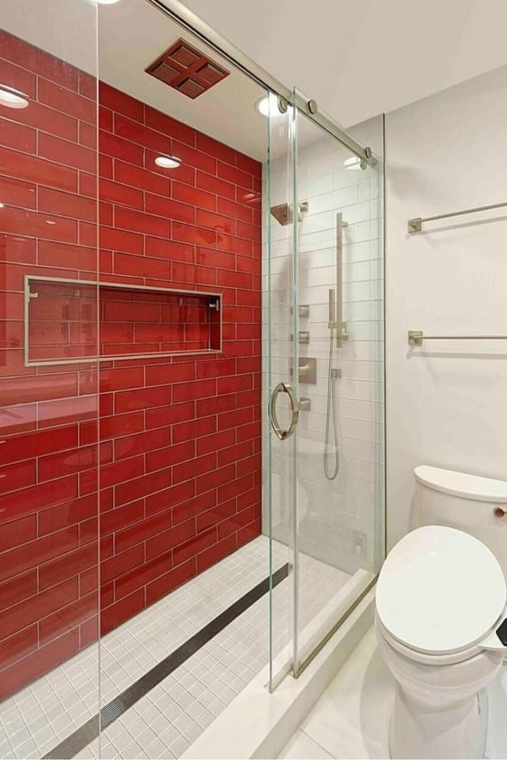 Baño encantador con azulejos y complementos elegantes