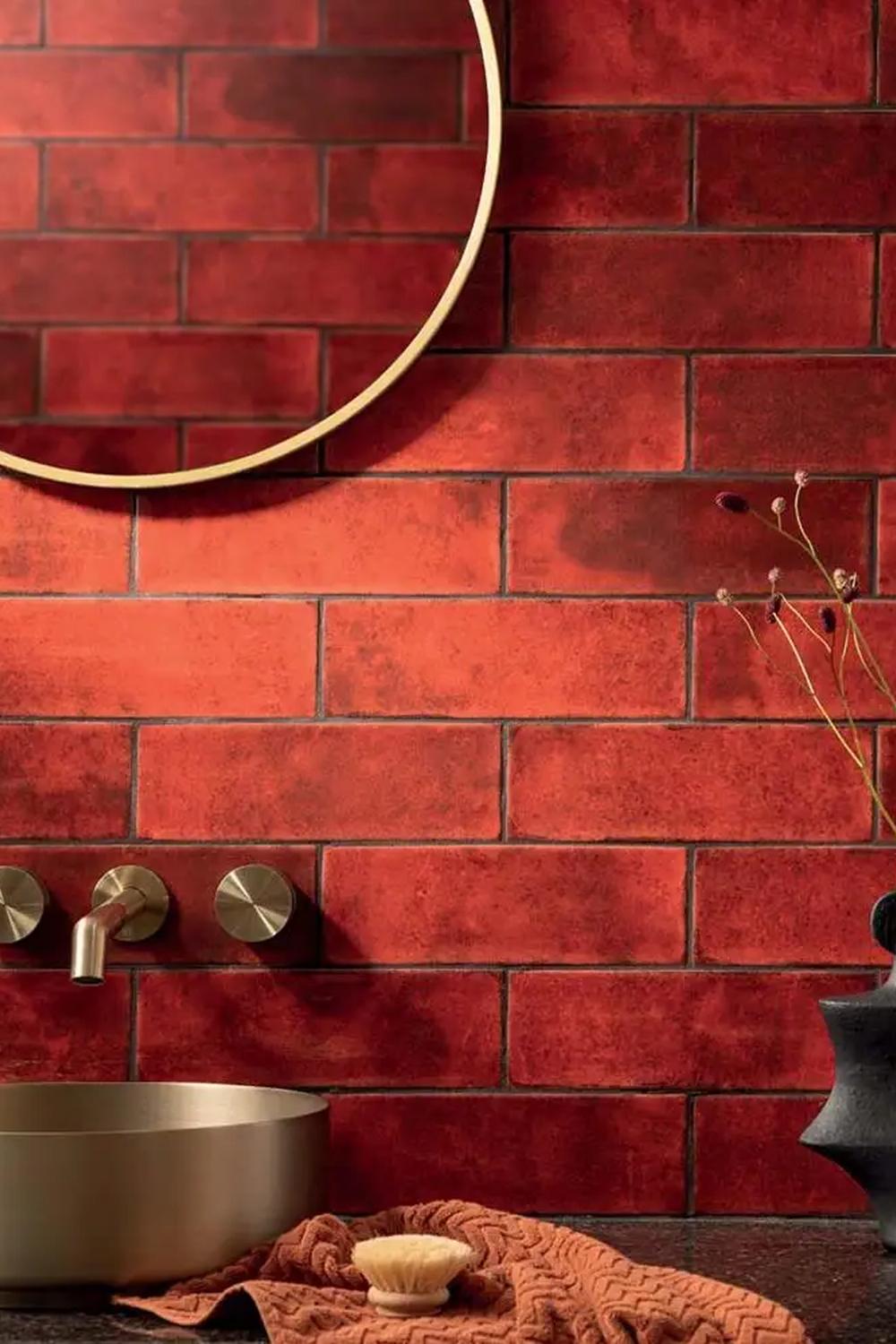 Baño moderno con acentos en tonos rojos