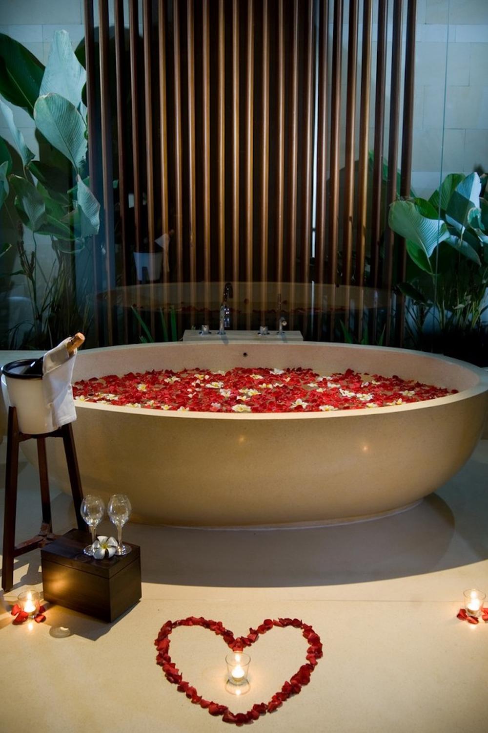 Baño Elegante con Rosas y Champagne