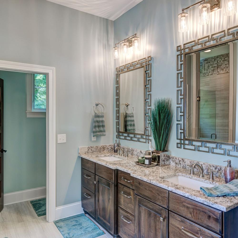 Baño azul que combina estilo contemporáneo con un giro clásico