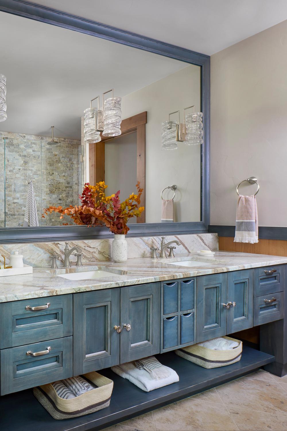 Diseño elegante y acogedor en un baño azul rústico