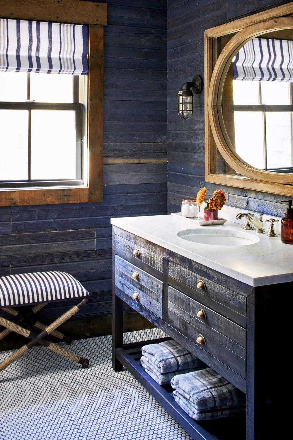 Detalles rústicos en un baño azul