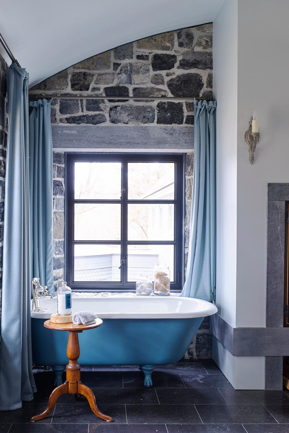 El encanto de los materiales naturales en un baño azul