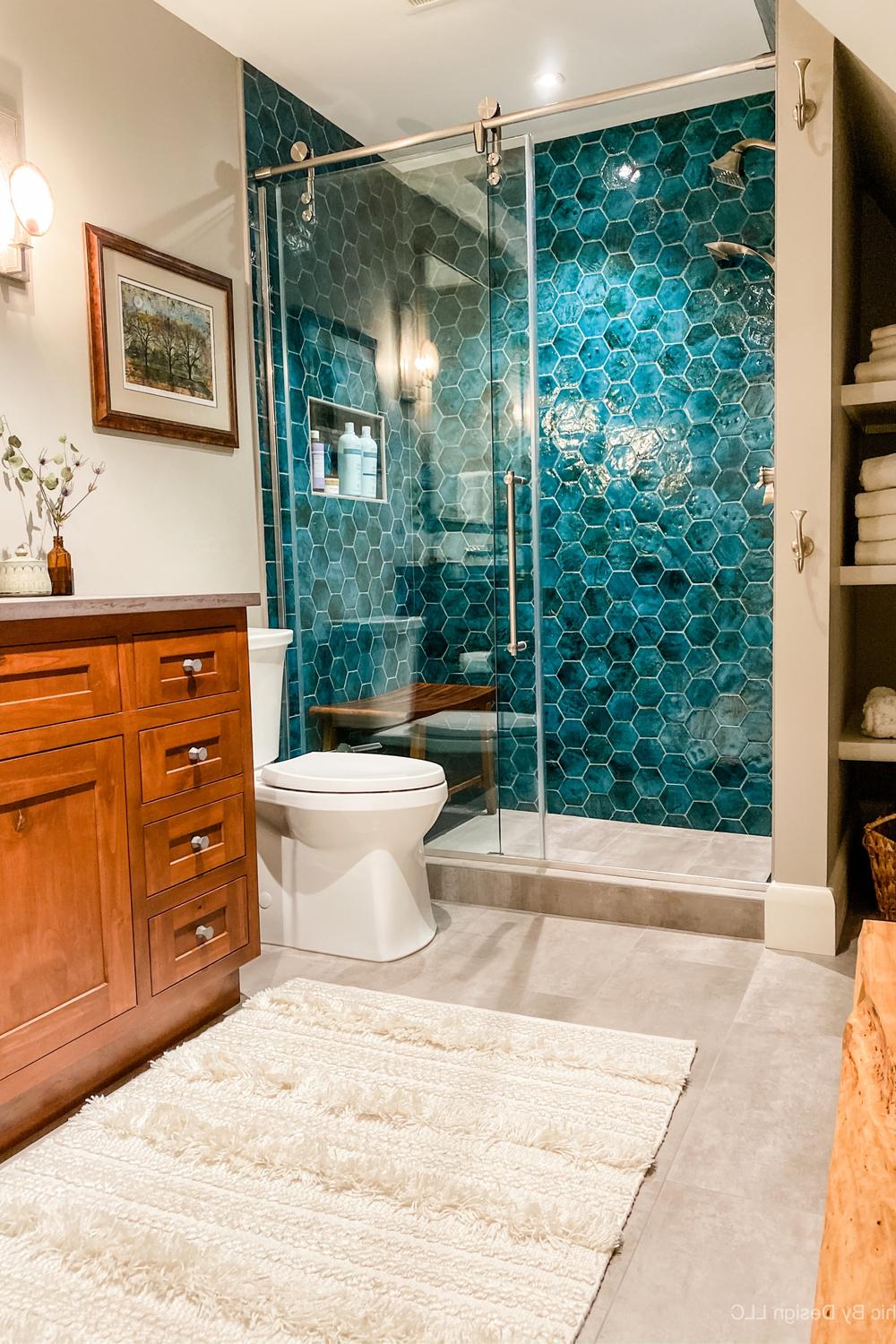 Espacio acogedor y funcional en un baño azul