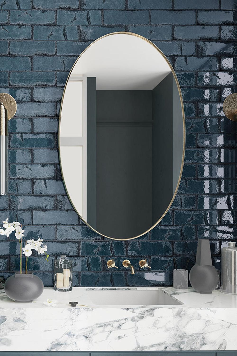 Espacio contemporáneo y acogedor en un baño azul