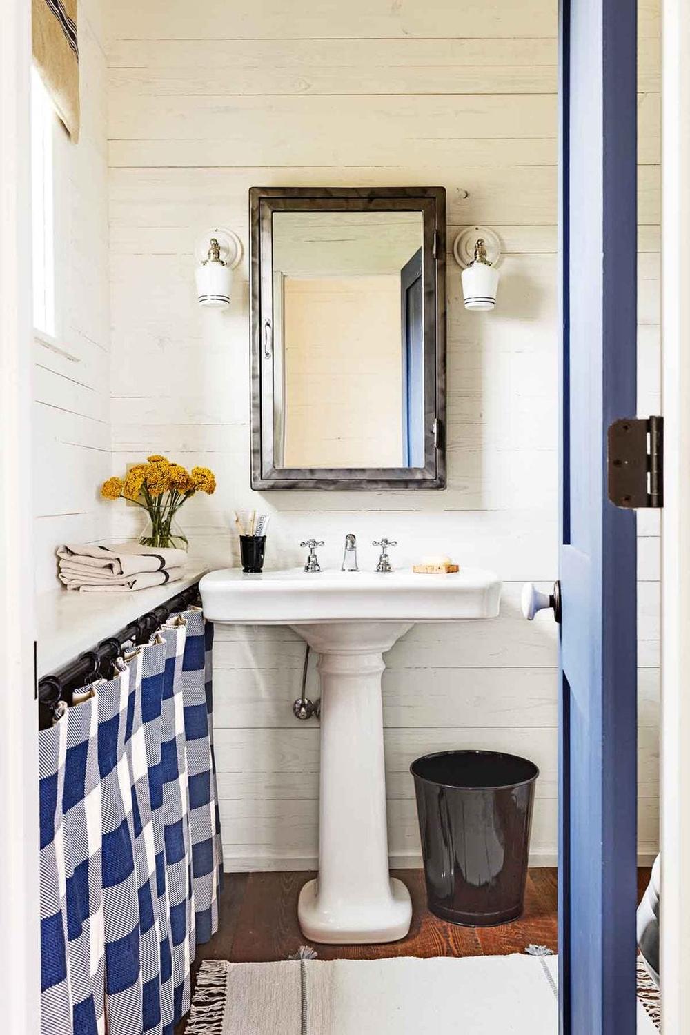 Combinación de lo natural y lo moderno en un baño rústico