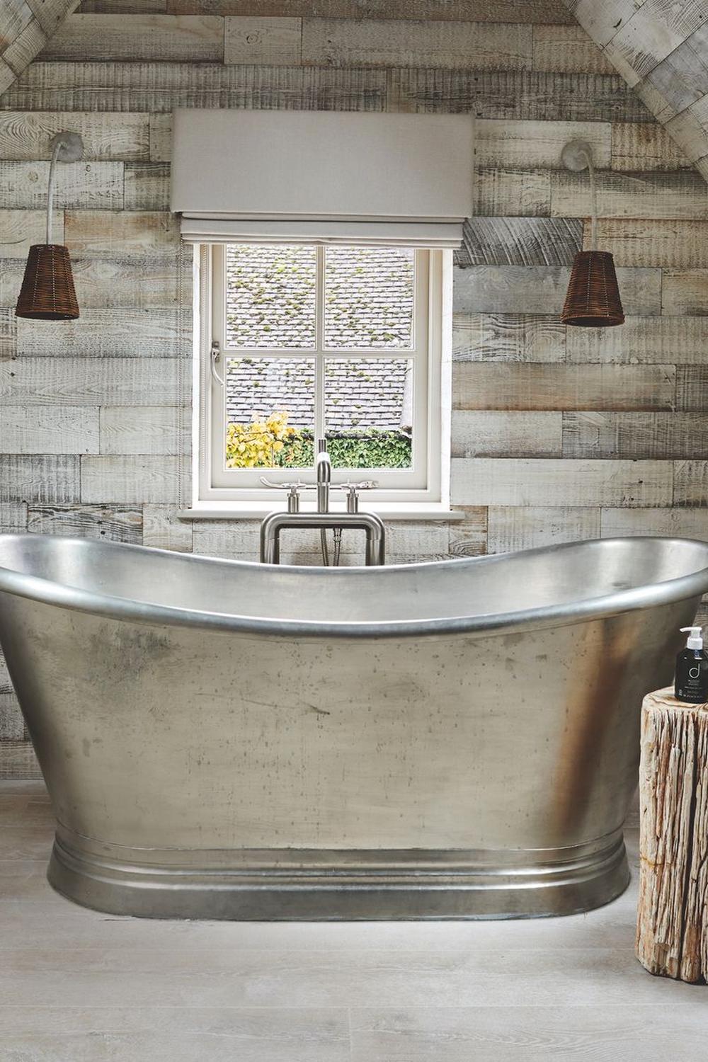 Refugio cálido y elegante en un baño azul
