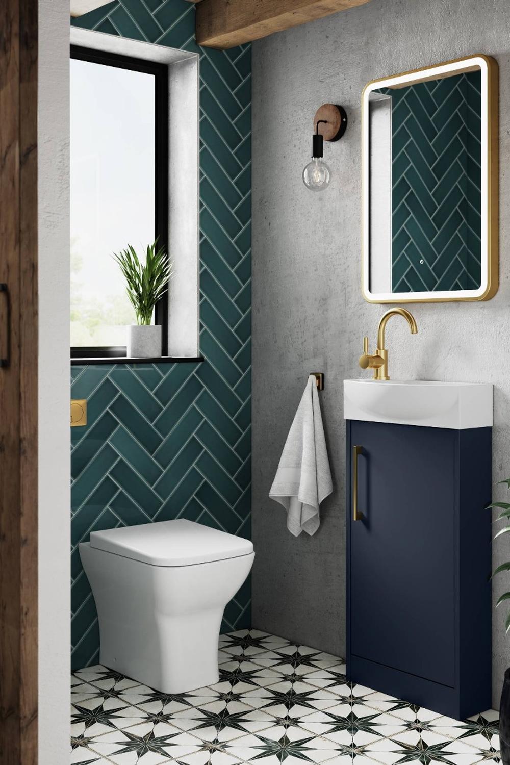 Diseño a medida y acogedor en un baño azul