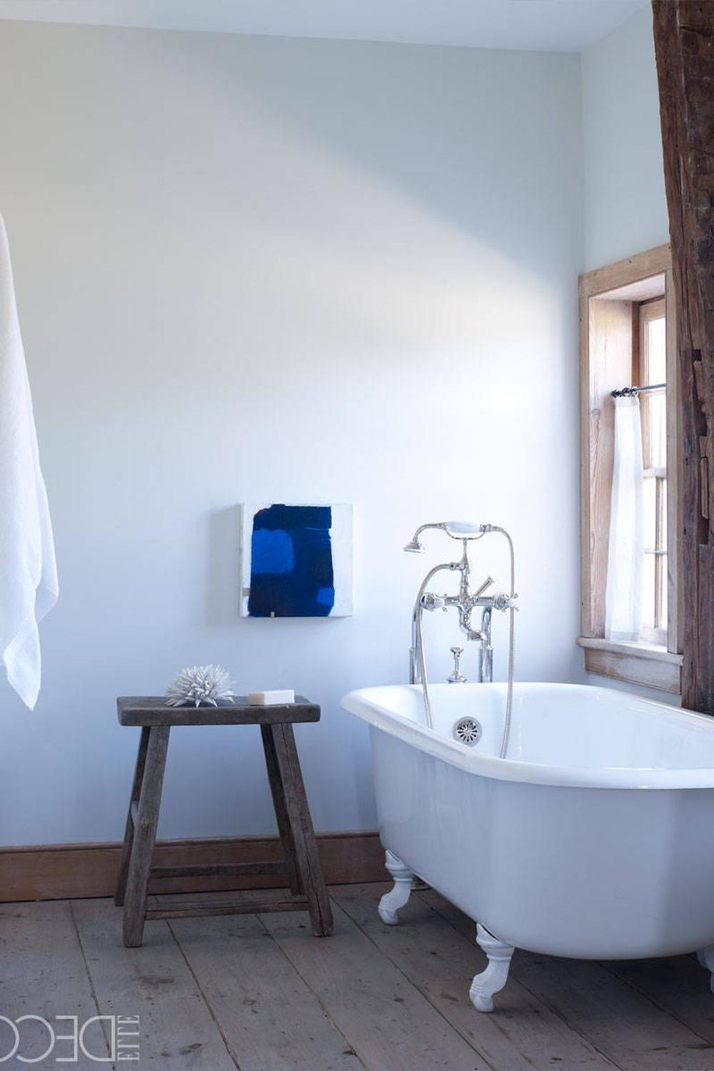La calma de lo natural en un baño azul