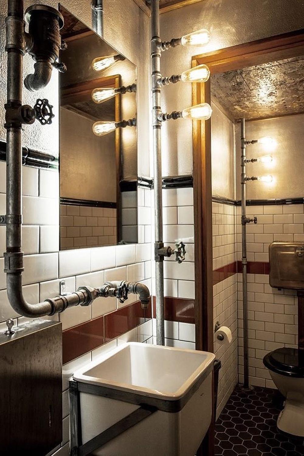 Baño funcional con diseño industrial.