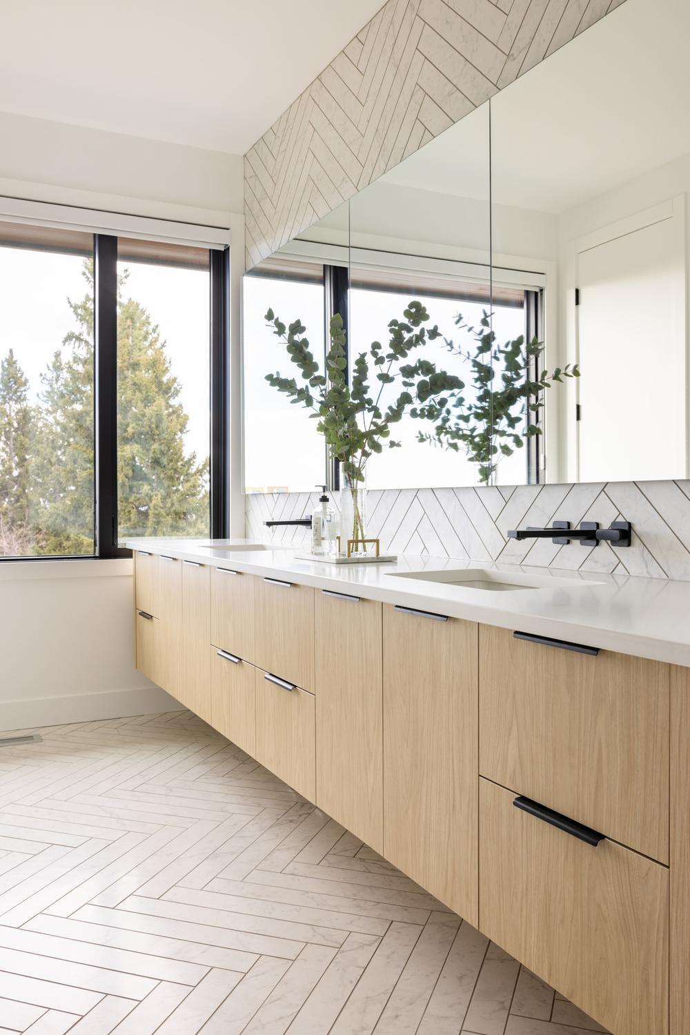 Baño escandinavo con diseño estructurado y elegante con mármol