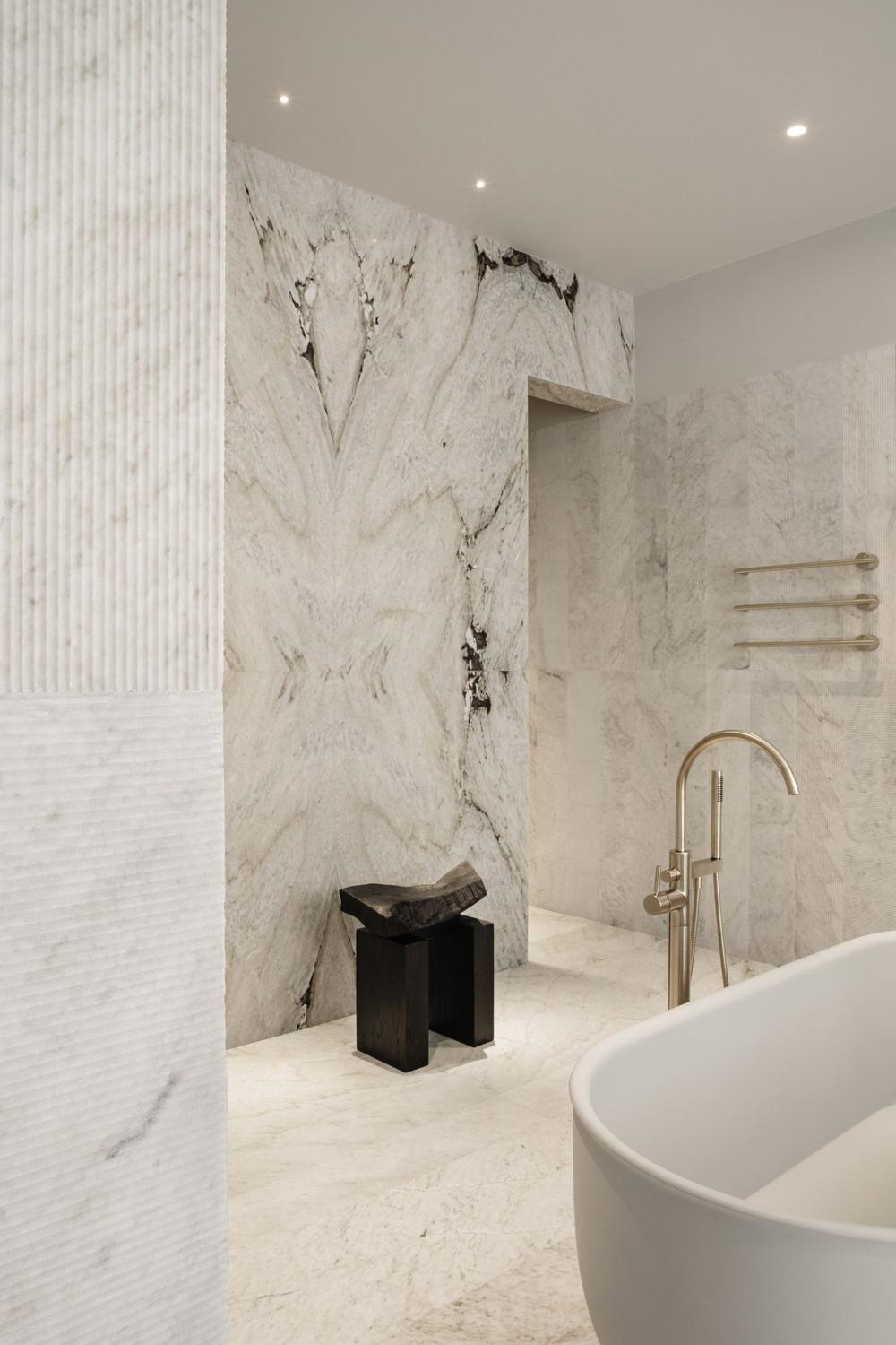 Baño escandinavo moderno con azulejos de mármol texturizados