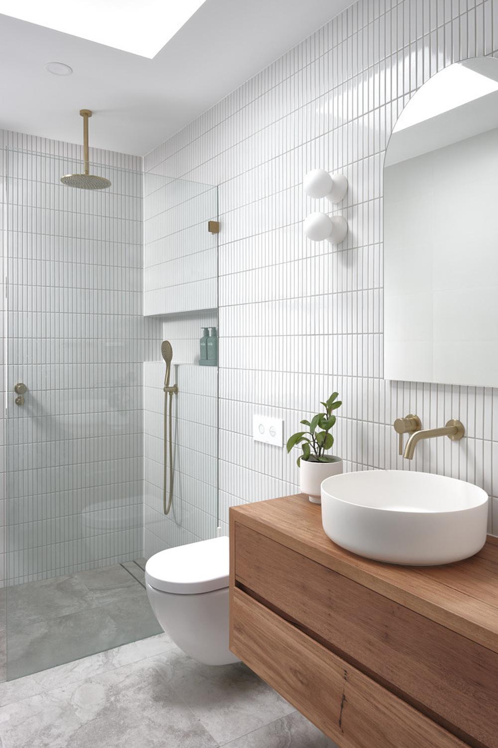 Baño escandinavo con acabados suaves y espacioso