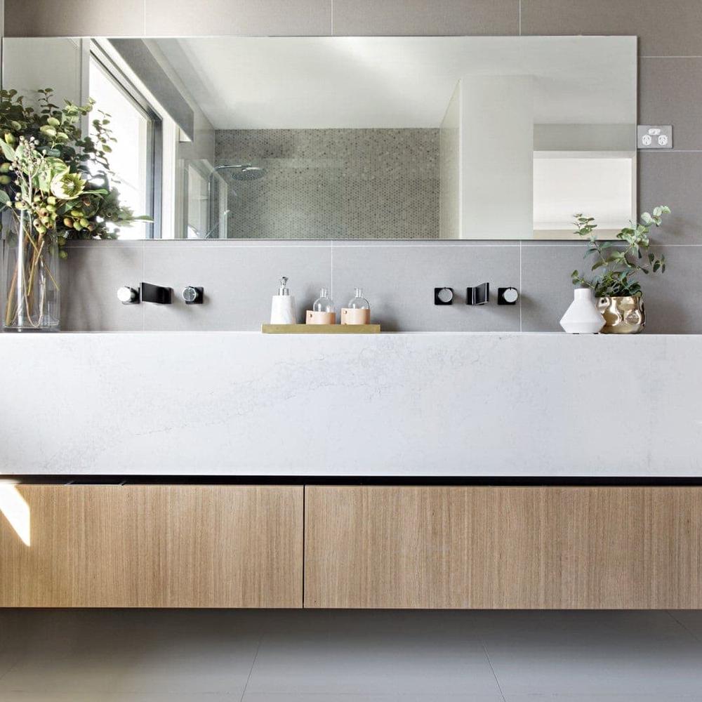 Baño escandinavo natural con mármol y organizado