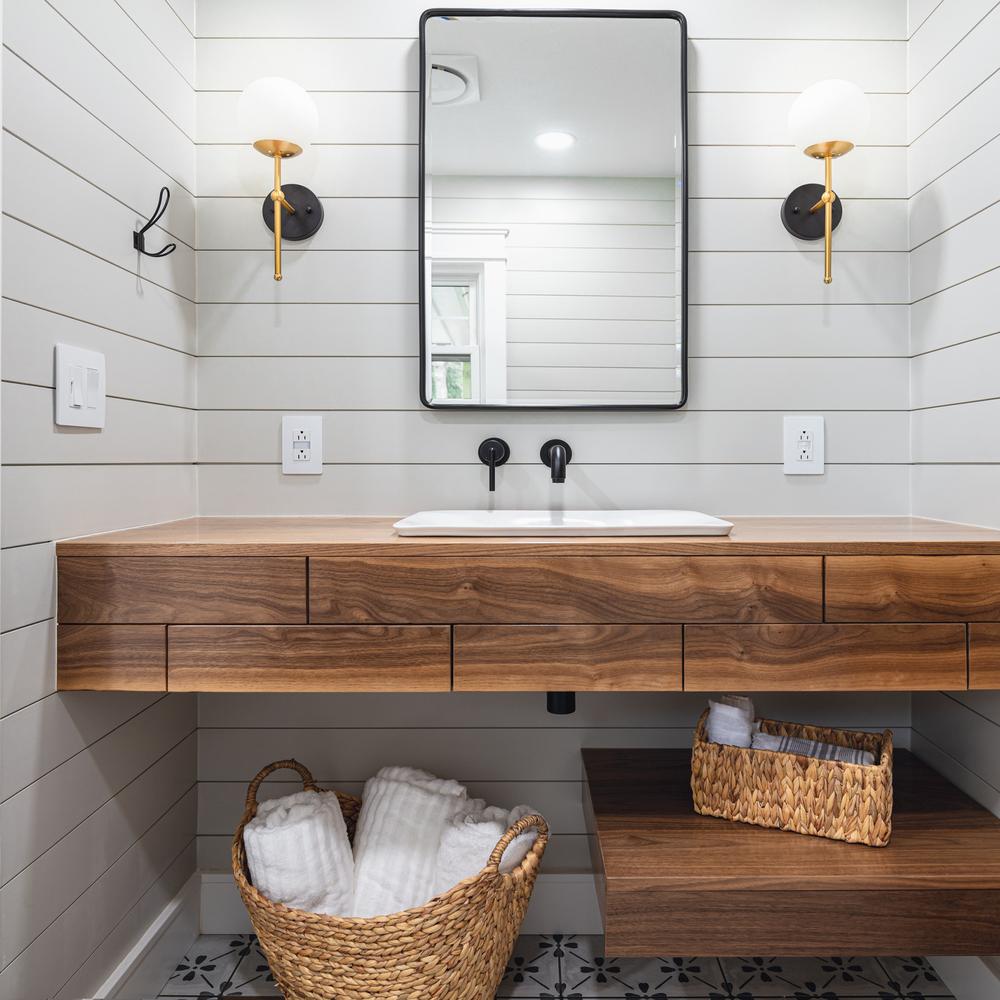 Baño moderno con paredes de shiplap y accesorios elegantes