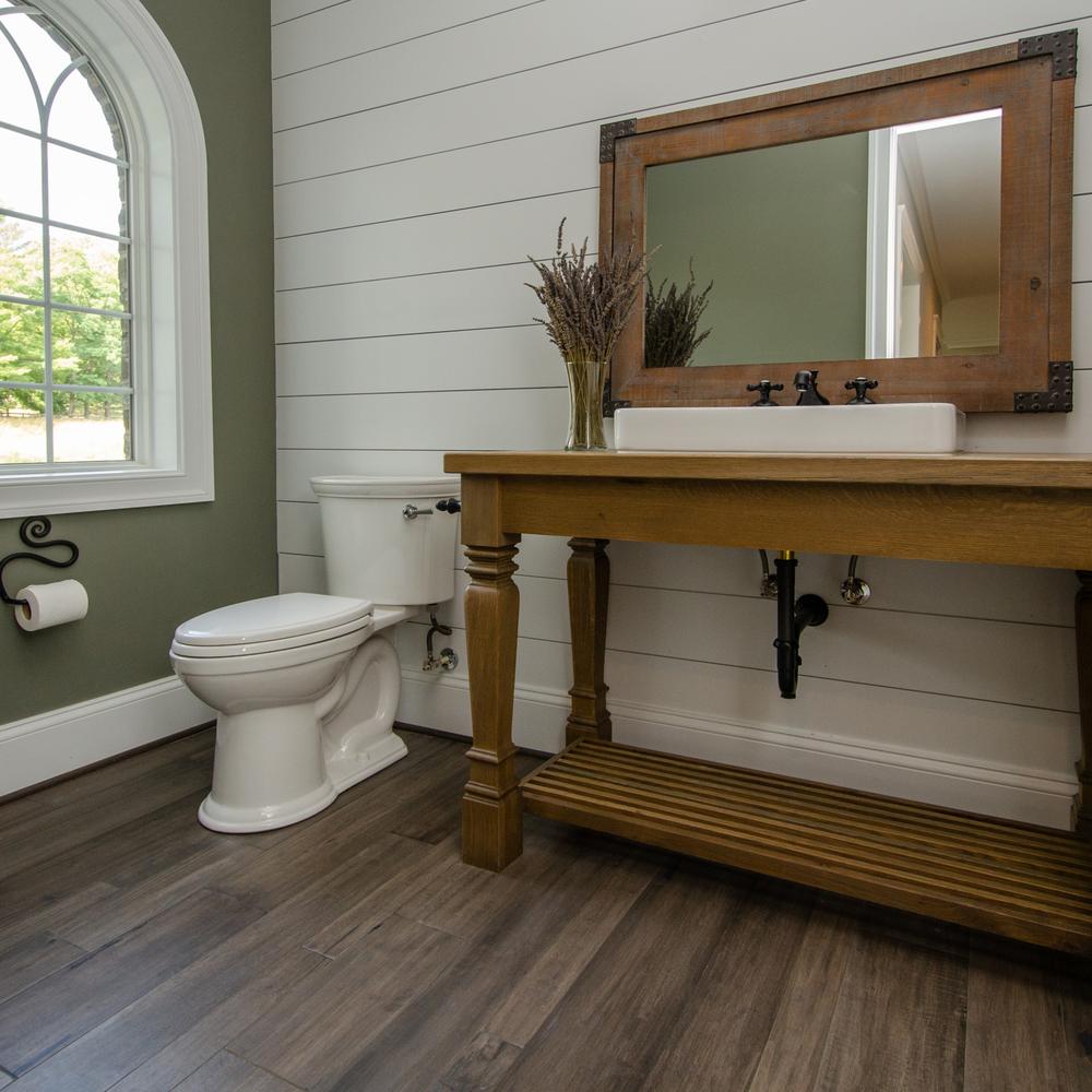 Baño con detalles en madera y toques vintage