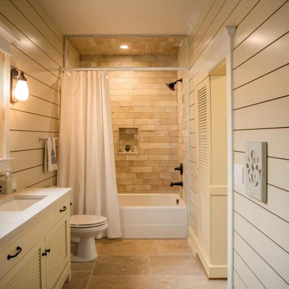 Baño contemporáneo con ducha integrada y detalles cálidos