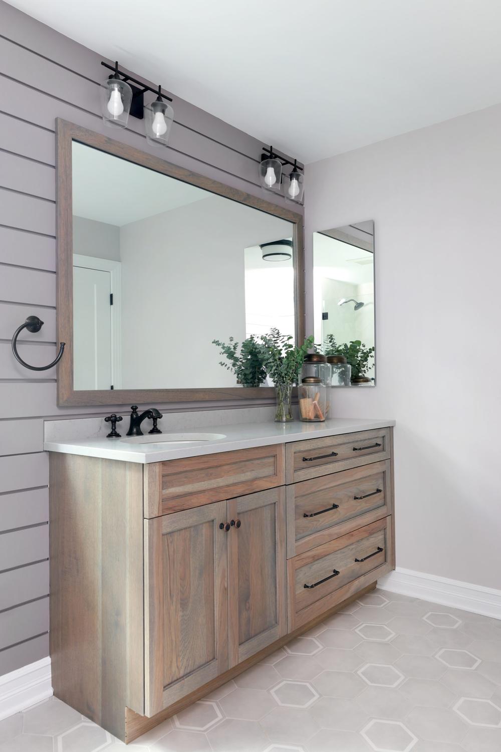 Baño con un enfoque en la funcionalidad y el arte