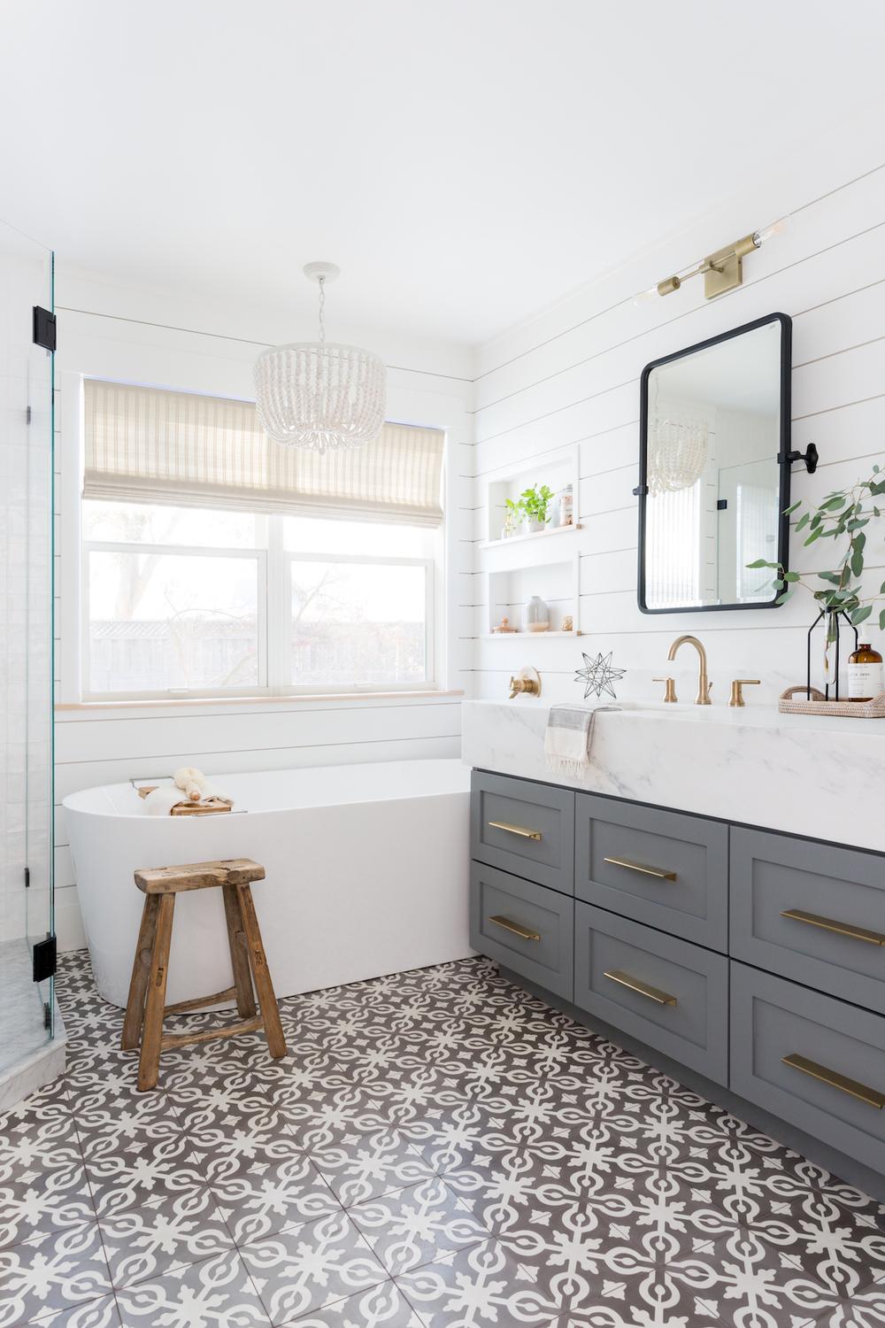 Baño blanco y madera que evoca serenidad