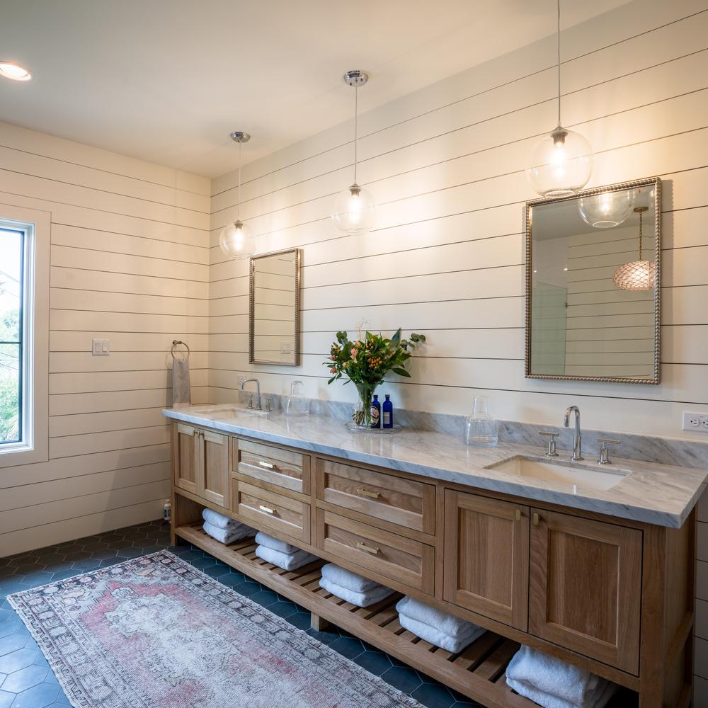 Baño seguido donde la luz y el diseño se encuentran