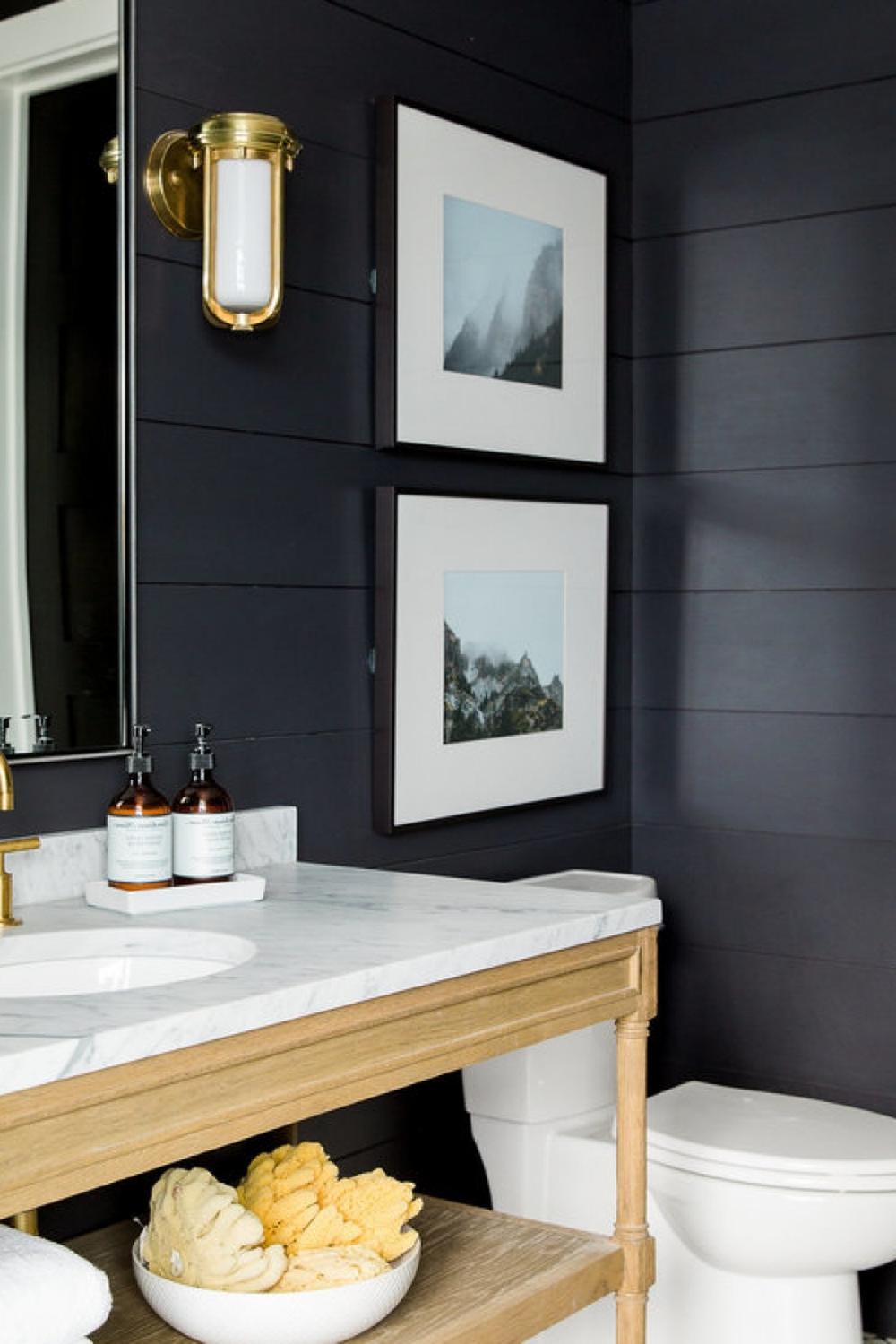 Baño modernizado con tonalidades oscuras