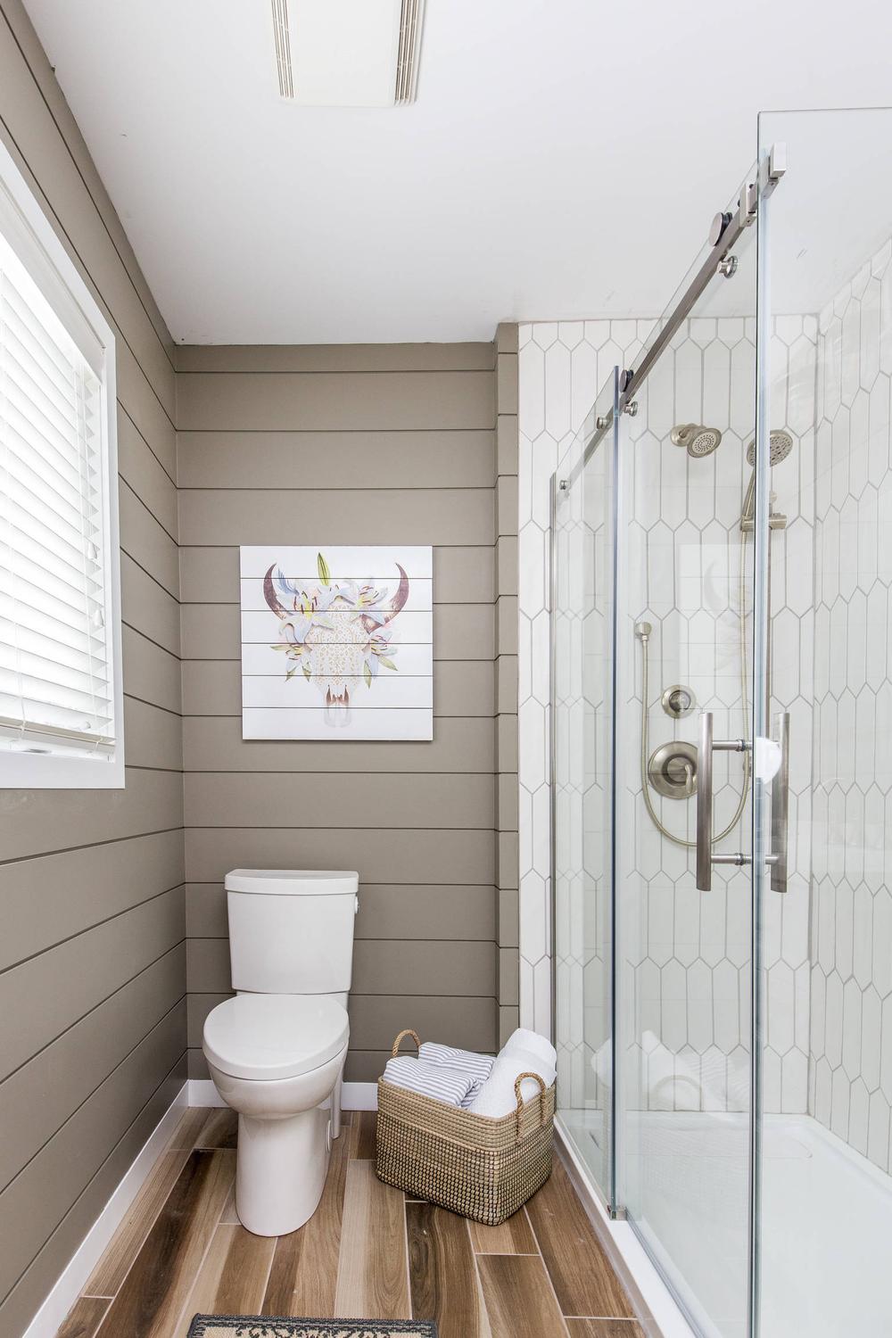 Baño con encanto moderno y un aire relajado