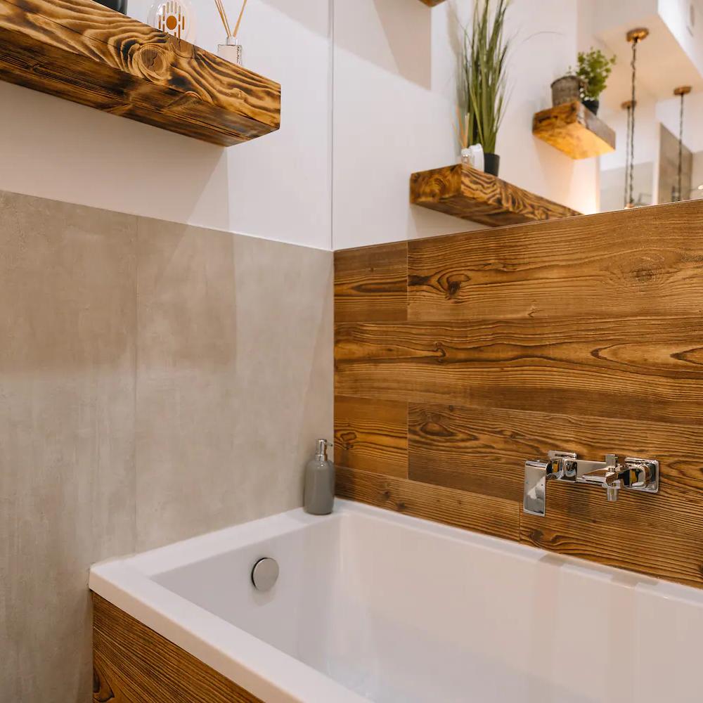 Baño elegante con matices de madera y luz natural