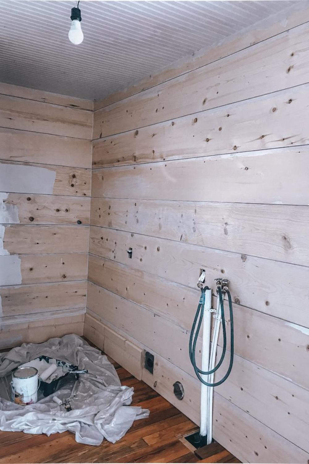 Baño a medio reformar que refleja el potencial