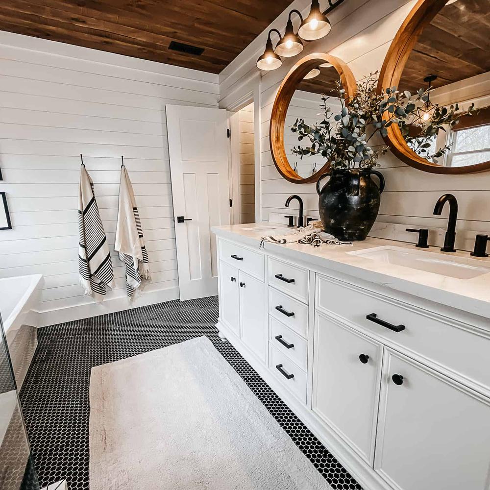 Baño wellness con shiplap fresco y cálido.