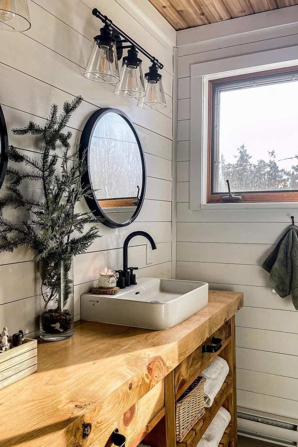 Baño luminoso con shiplap azul claro y detalles en blanco.