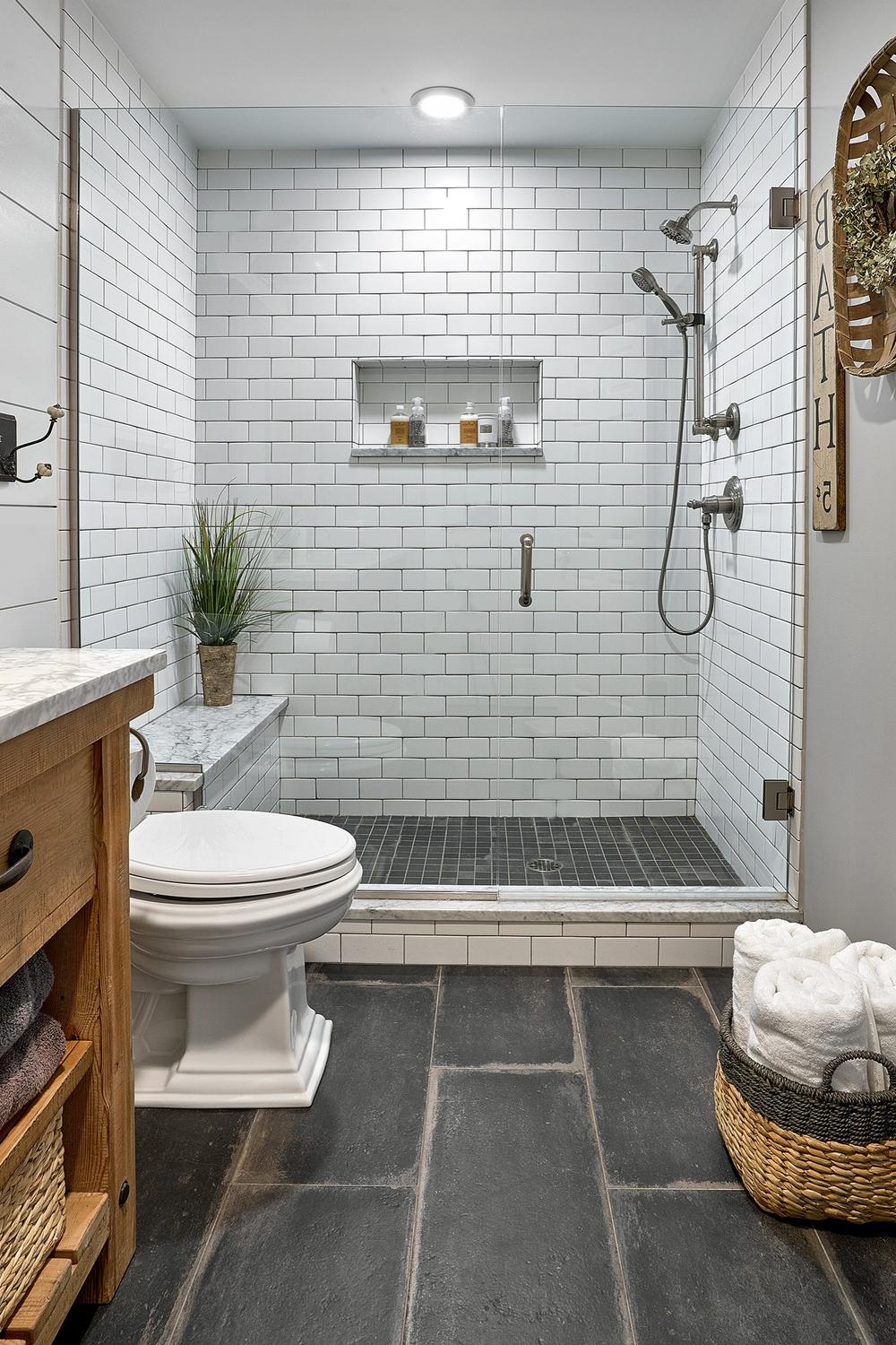 Baño minimalista con shiplap y materiales naturales