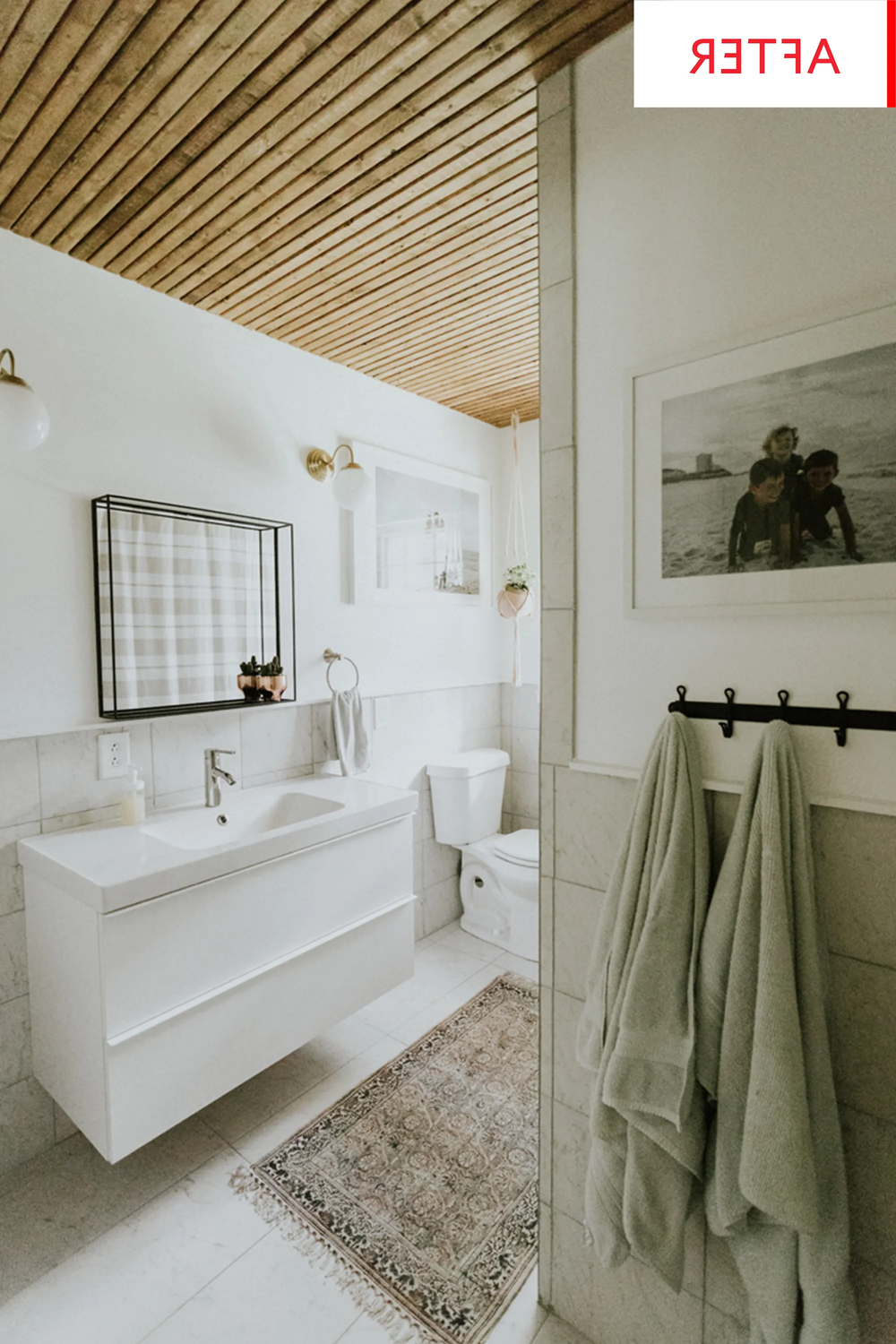 Baño contemporáneo con techo de listones y mueble de baño minimalista