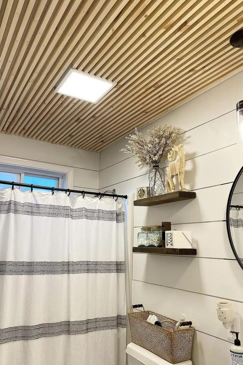 Baño contemporáneo luminoso con techo de listones y decoración minimalista