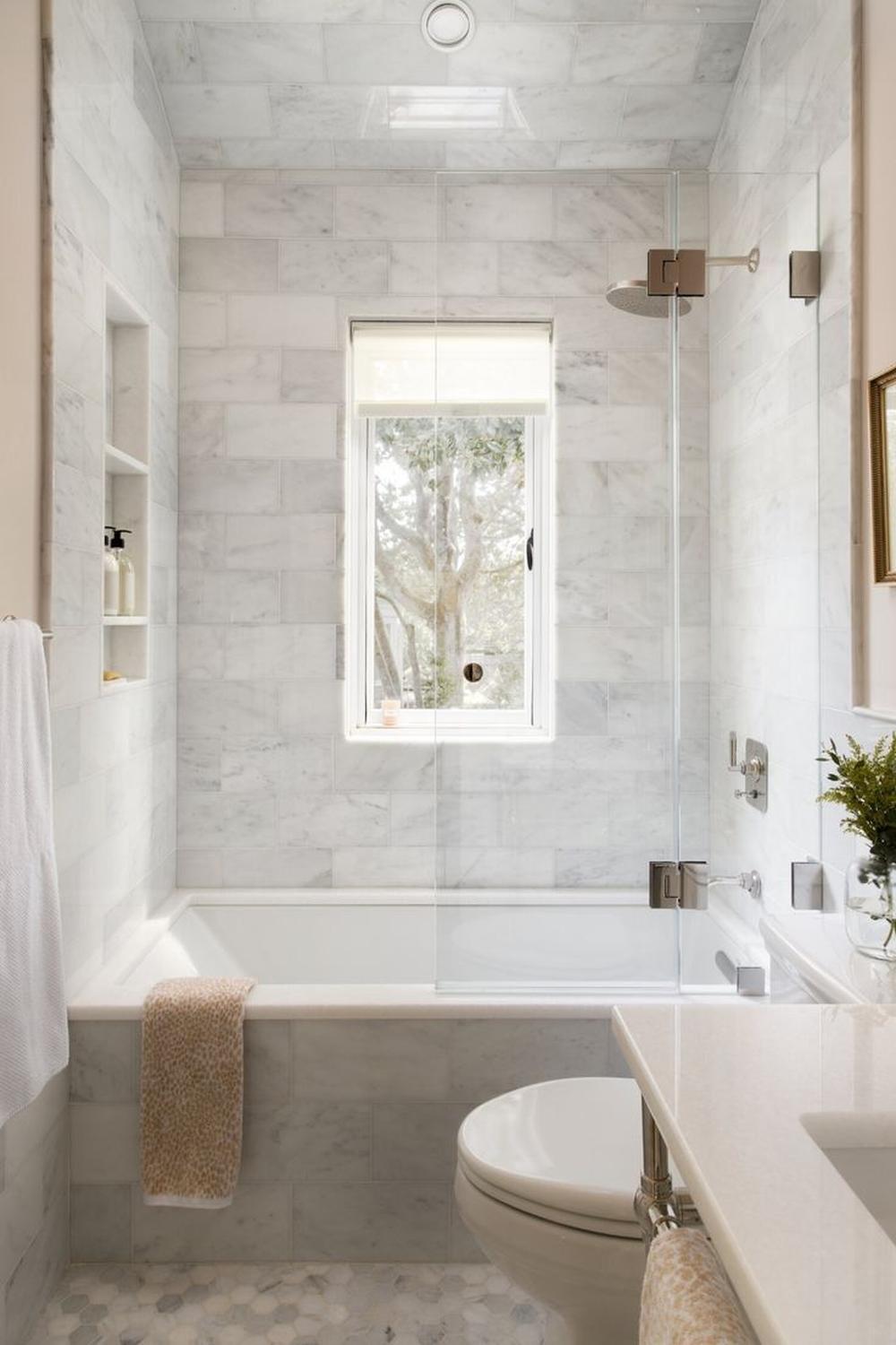 Baño pequeño moderno y polivalente